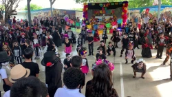 Con altar, bailables y concurso de catrinas y catrines festejan el Día de Muertos en la primaria Graciano Sánchez