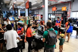 Reabren los primeros cuatro supermercados en Acapulco tras el huracán Otis en México