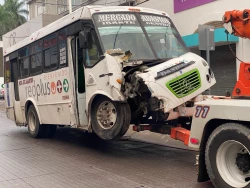 Choca camión contra semáforo de la Álvaro Obregón 