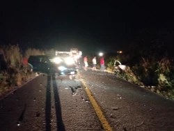 Dos vehículos chocan de frente en Escuinapa; Tres hombres resultan heridos