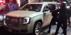Policías de la CDMX rompen ventana de vehículo con sus cascos