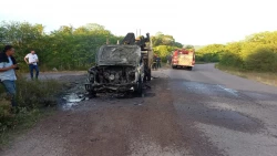 Se incendia camioneta de la JAPAC en su totalidad