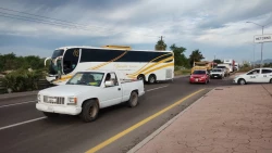 Chocan por alcance a camión de pasajeros por la México 15