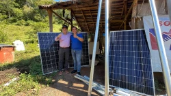 ¡Se hizo la luz! Memo Romero lleva paneles solares a Las Paredes