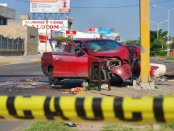 A conductor le da un infarto, choca contra poste de semáforo y pierde la vida; su acompañante resultó herida