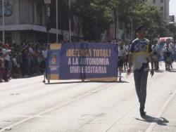 Llegaron las protestas al desfiles, UAS, Salud y Colectivos de Búsqueda