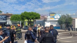 Se incendia carpintería en Culiacán; un bombero tuvo dificultad para respirar durante los trabajos