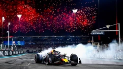 Max Verstappen sale vitorioso en el Gran Premio de Abu Dhabi y Checo Perez es sancionado.