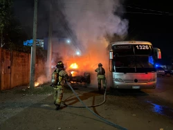 Se incendian camión de pasajeros y camioneta en fraccionamiento Los Olivos