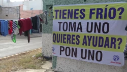 Colocan tendedero de abrigos para personas con necesidad en Mazatlán
