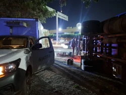 Se registra volcadura de camión cargado de bebidas en Culiacán