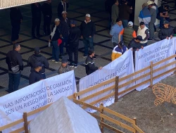 Acuacultores toman Palacio de Gobierno en Culiacán