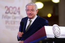 Celebra AMLO localización con vida de Colombianas