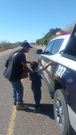 Apoyan municipales con traslado a abuelo y nieto en el Valle del Yaqui