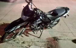 Policías municipales detienen a una persona en motocicleta con reporte de robo