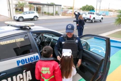 Visitan Policías Municipales a niñas y niños del Instituto Learn and Fun