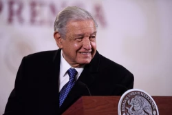 Llama AMLO  a la gente a pensar bien por quien votará