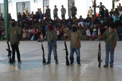 Entregan armas a niños de Guerrero para defenderse del crimen organizado