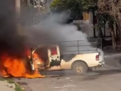 Arde en llamas camioneta en Villa Unión