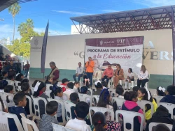 Entregan becas PROBEC a 2 mil 500 estudiantes de primarias en Mazatlán