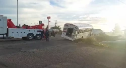 ¡Salvados de milagro! Otro camión de jornaleros estuvo a punto de caer al canal lateral 18 en Los Mochis