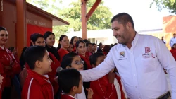 Alcalde de Badiraguato celebra el Día del Amor y la Amistad en escuela 