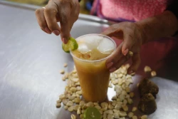 El tejuino, la bebida sagrada de maíz del occidente de México, adquiere nueva popularidad