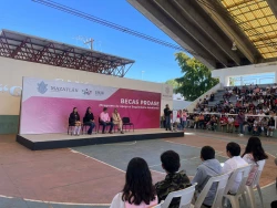 Entregan pago de becas PROASE a estudiantes de secundaria de Mazatlán