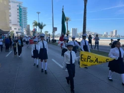 Participan Escoltas de escuelas primarias de Mazatlán y Bandas de Guerra en desfile por el Día de la Bandera