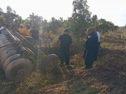 Trabajador del campo pierde la vida tras caer con todo y tractor a una noria