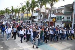 La Nueva Universidad realiza mega marcha en Mazatlán con más de 20 mil asistentes,