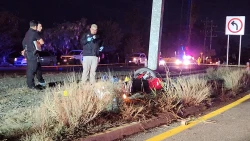 Muere motociclista instantáneamente tras chocar contra un poste de acero