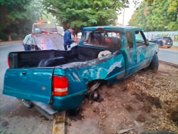 Vuelca camioneta de elemento de la Policía Municipal en carretera Culiacán-Navolato