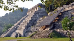 Arqueólogos mexicanos investigan el misterio de una cueva en Tulum, México