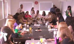 "Chuy" Valdés sostiene encuentro con mujeres empresarias en Culiacán