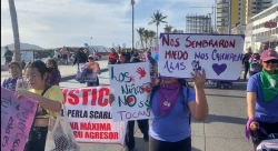 Decenas de mujeres en Mazatlán se suman a marcha del 8M