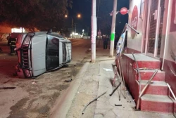 Chocan dos camionetas en Santa Teresa, al sur de Mazatlán; una termina volcada