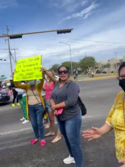 Madres de familia bloquean vialidad para exigir intendente en Jardín de Niños Francisco Gabilondo Soler