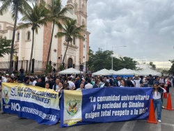Estudiantes y personal universitario se concentraron frente a Catedral en el Centro de Culiacán.