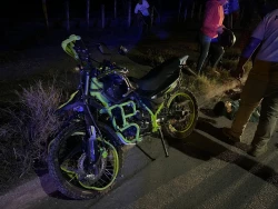 Tres menores de edad lesionados en choque de dos motocicletas en Escuinapa