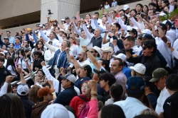 Miles de universitarios toman de manera simbólica el Palacio de Gobierno