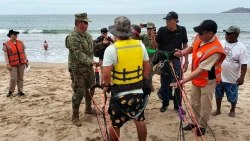 Capitanía de Puerto realiza operativo a prestadores de servicios de paracaídas en playas de Mazatlán