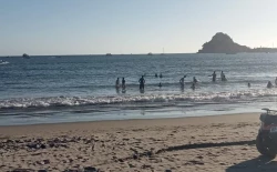 13 personas entre ellas 9 menores de edad fueron rescatados de ahogarse en las playas de Mazatlán