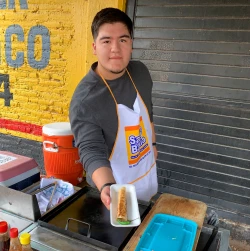 Joven emprende negocio de venta de burritos en Ciudad Obregón