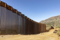 Pilares del muro entre EE.UU. y México en el binacional Parque de La Amistad irán a museo