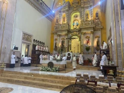 Pidiendo unirse en oración por la violencia da inicio Obispo la misa Crismal en Culiacán