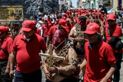 Engrillados cargan hasta 50 kilos de cadenas para conmemorar el Viernes Santo en México
