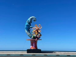 Regresan cinco monigotes al malecón de Mazatlán por el próximo Eclipse de Sol