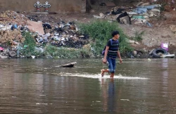 Migrantes aprovechan la sequía del río Suchiate para cruzar de Centroamérica a México