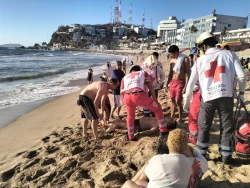 ¡Siguen los rescates en playas Mazatlecas! Cinco turistas fueron puestos a salvo